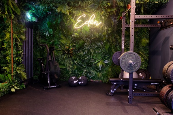 Person mit Hohlkreuz und vorgeneigtem Nacken