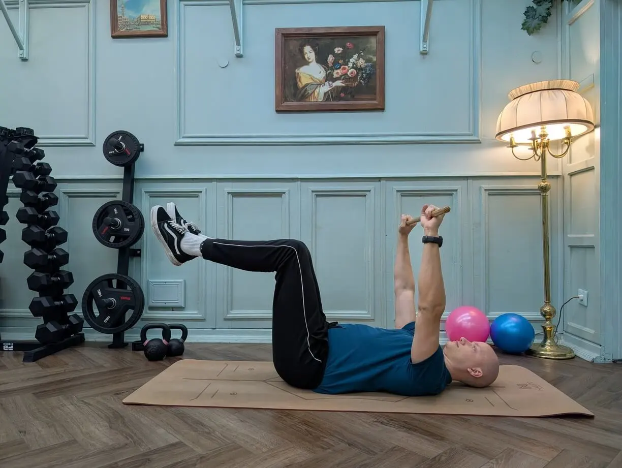 Dead Bug Übung gegen Rückenschmerzen beim Bauchtraining