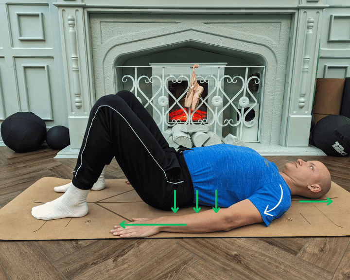 Übung 1 gegen Rundrücken: Rückenansteuerung im Liegen - Person drückt Schulterblätter in Boden