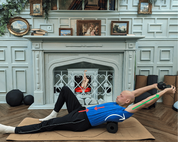 Brustwirbelsäulen-Mobilisation auf Faszienrolle - Übung gegen Rundrücken mit Gewichten